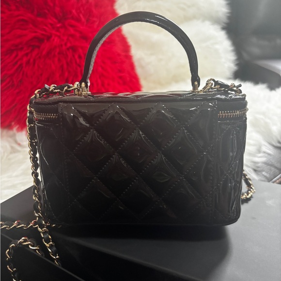 Chanel Black Mini Bag with Iconic Quilted Design - Picture 4 of 9